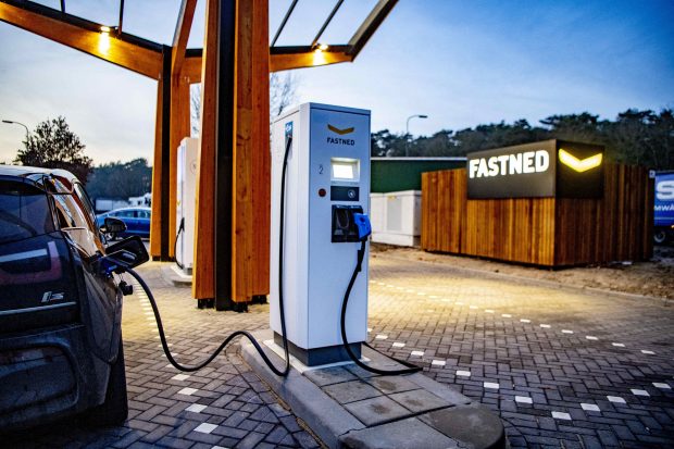 Toate casele construite în Marea Britanie vor avea puncte de încărcare pentru mașini electrice din 2022
