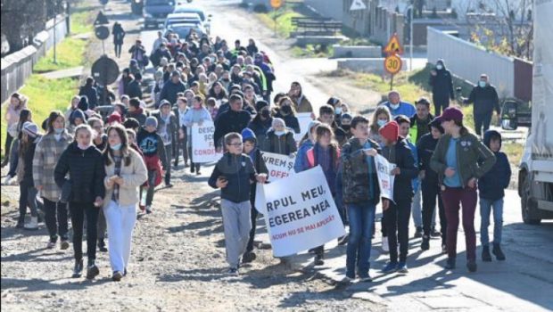 Autoritățile au deschis o anchetă la Suceava, după ce sute de elevi și părinți au participat la un protest împotriva vaccinării