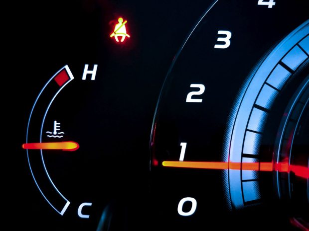 Temperatura motorului – tot ce trebuie să știe șoferii despre supraîncălzirea motorului