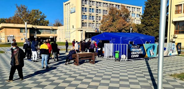 Testare gratuită pentru populaţie, în trei oraşe din România. „Pe mulţi i-am convins astfel să se vaccineze”, spune primarul din Slobozia