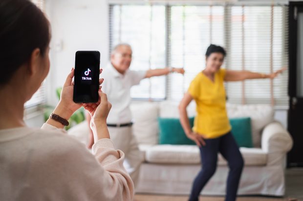 Au peste 60 de ani și sunt vedete pe TikTok. Cine sunt influencerii seniori care câștigă sute de mii de euro