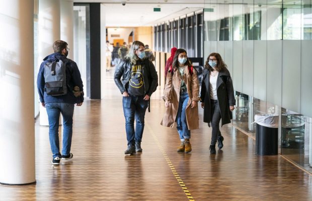 Autoritățile olandeze le cer tinerilor să nu se infecteze deliberat cu coronavirus pentru a putea obține certificatul verde