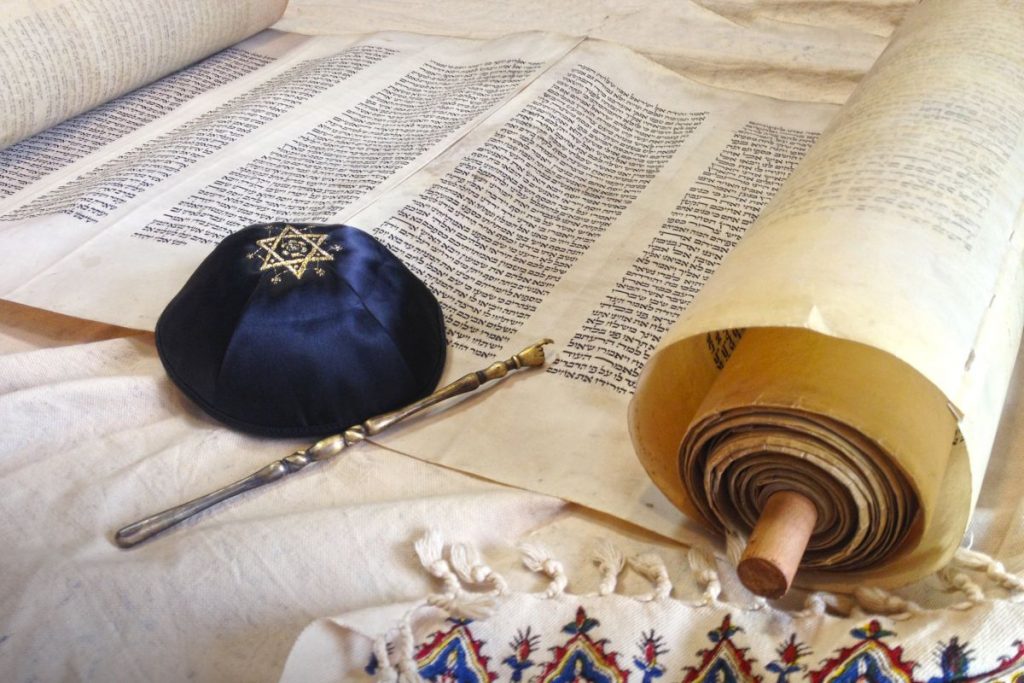 Tora ebraică scrisă de mână, pe un altar de sinagogă