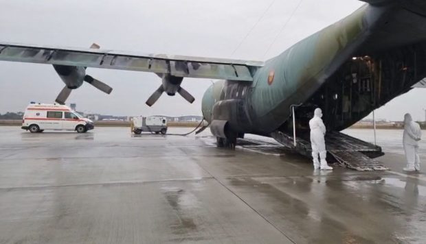 Un nou transfer al unor pacienți cu COVID în străinătate. Patru persoane au fost transportate în Italia cu un avion militar