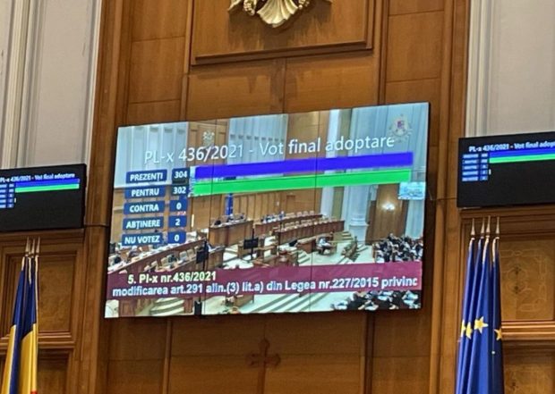 Legea care prevede TVA de 5% pentru cărţi digitale şi presă online, adoptată