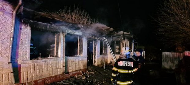 Incendiu de proporții la o locuință din Vrancea. Doi soți și fiul lor au murit