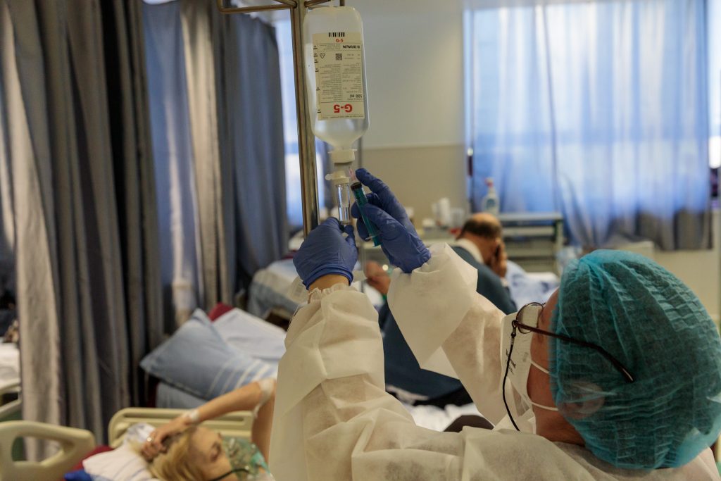 Pacienții cu COVID povestesc lupta pentru viață de la ATI: „Îmi amintesc vocea medicului care striga la mine: «Uită-te în ochii mei! Respiră!»”