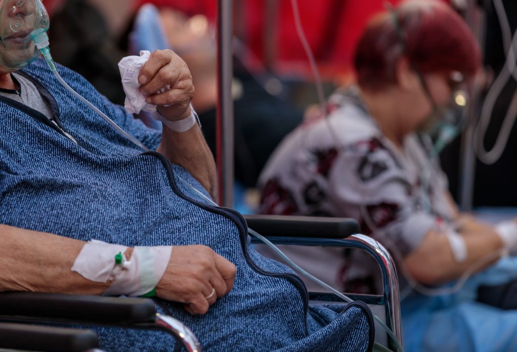 Pacienții cu COVID povestesc lupta pentru viață de la ATI: „Îmi amintesc vocea medicului care striga la mine: «Uită-te în ochii mei! Respiră!»”