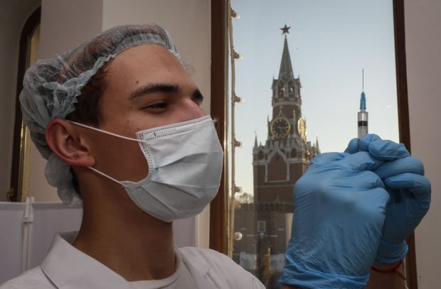 Rusia anunță extinderea gamei de vaccinuri Sputnik, care va include un ser pentru adolescenți și un spray nazal