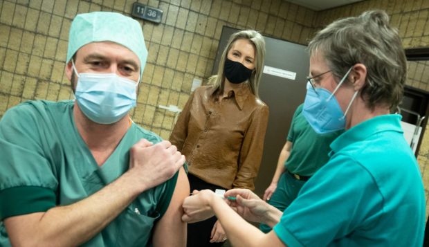 Profesioniștii din domeniul medical din Belgia își vor pierde licențele dacă nu se vaccinează anti-COVID până în aprilie 2022