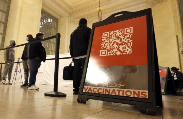 Vaccinarea obligatorie anti-COVID în companiile cu peste 100 de angajaţi, retrasă oficial de administrația Biden