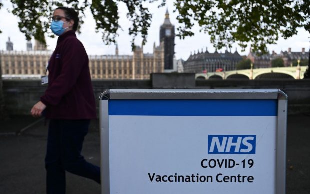 Specialiștii britanici recomandă extinderea vaccinării cu doza 3 la persoanele cu vârste de 40-49 de ani