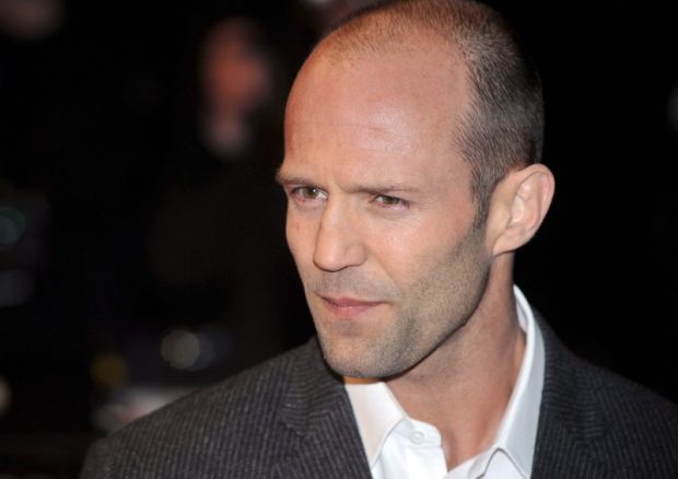 „Am datorii și mi-am pierdut casa”. Escrocată de 60.000 de euro în numele lui Jason Statham, care i-a promis că o ia de soție
