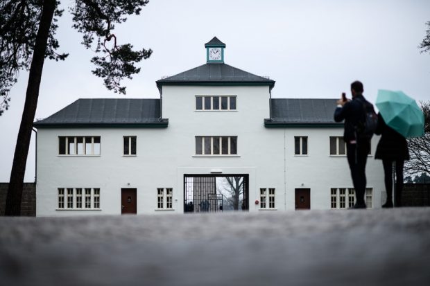 Supraviețuitor al Holocaustului: „Gardienii ne forțau să mărșăluim 40 km pe zi, să le testăm bocancii. Cine cădea era împușcat”