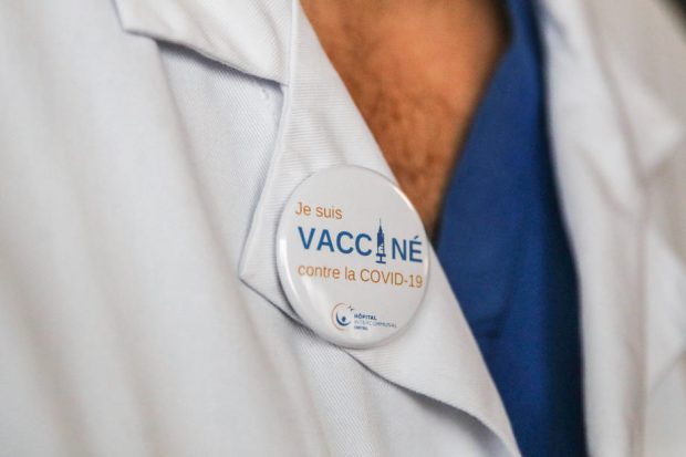 Un medic din Franța a fost reținut, după ce a vândut cel puțin 220 de certificate verzi false cu 1.000 de euro bucata