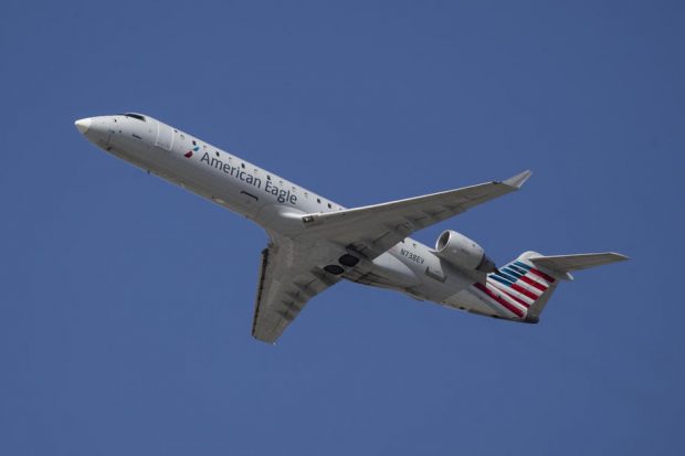 Un migrant a reușit să ajungă în SUA după ce s-a ascuns în trenul de aterizare al unui avion