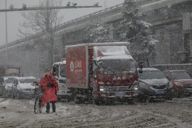 China se confruntă cu un val de frig. O ninsoare abundentă a acoperit Beijingul