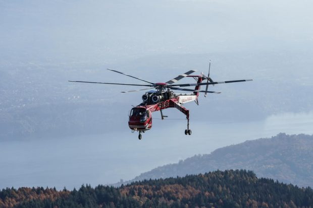 Epava telegondolei în care și-au pierdut viața 14 persoane, coborâtă de pe munte la câteva luni de la tragedie, cu elicopterul