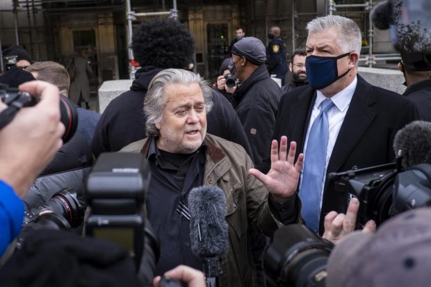 Steve Bannon, fostul consilier al lui Trump, s-a predat la sediul FBI din Washington. Pentru ce a fost inculpat