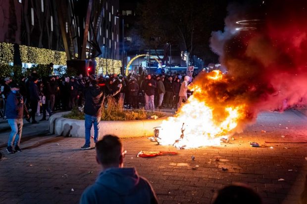 Proteste violente anti-restricții în Olanda. Mai multe persoane au fost rănite după ce poliția a tras focuri de avertisment