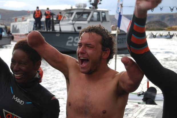 „Am crezut că a murit”. Un francez cu mâinile și picioarele amputate a traversat înot lacul Titicaca