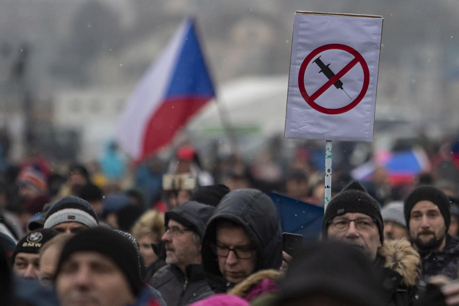 Protest față de restricții în Praga, în timp ce spitalele din Cehia se umplu cu bolnavi: „Să ne vaccinăm? Doar peste cadavrele voastre”