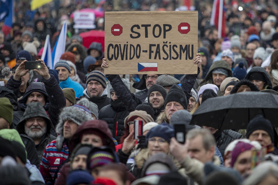 Protest față de restricții în Praga, în timp ce spitalele din Cehia se umplu cu bolnavi: „Să ne vaccinăm? Doar peste cadavrele voastre”