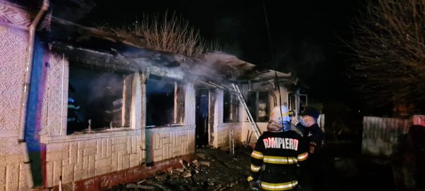 Incendiu de proporții la o locuință din Vrancea produs de jarul căzut din sobă. Doi soți și fiul lor au murit