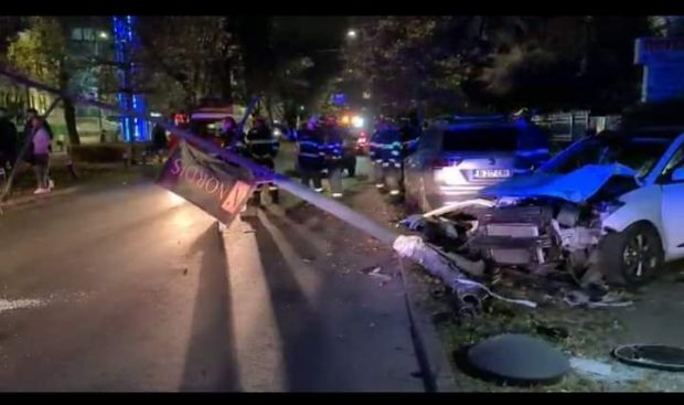 Accident în București provocat de un tânăr. Două persoane, rănite și mai multe mașini, avariate