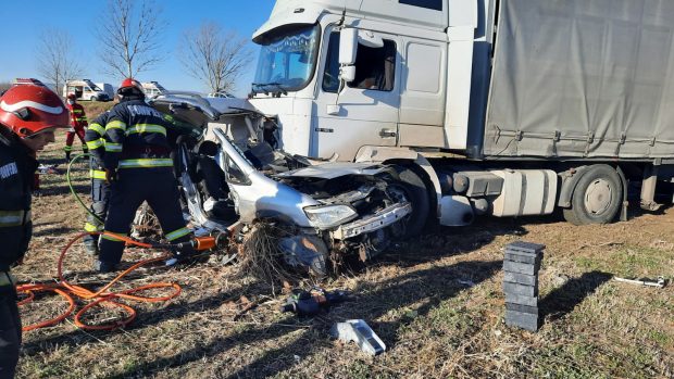Un bebeluș de o lună, fratele lui de 3 ani și tatăl lor au murit într-un accident, la Filipești, în Bacău