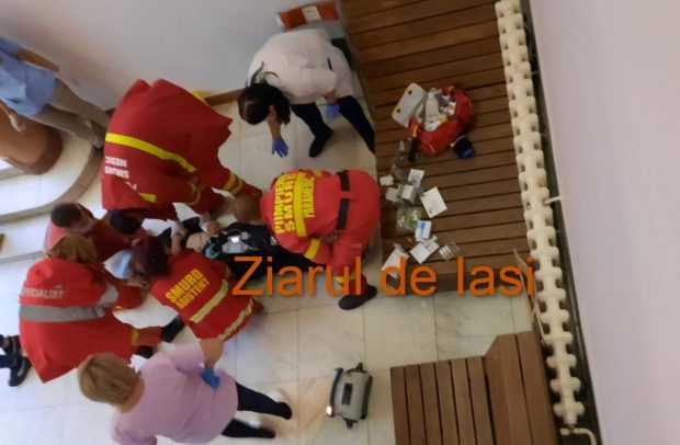 Un tânăr a căzut de la etajul 1 al unui centru de vaccinare la scurt timp după imunizare. DSP Iași: „Nu are legătură cu vaccinul”