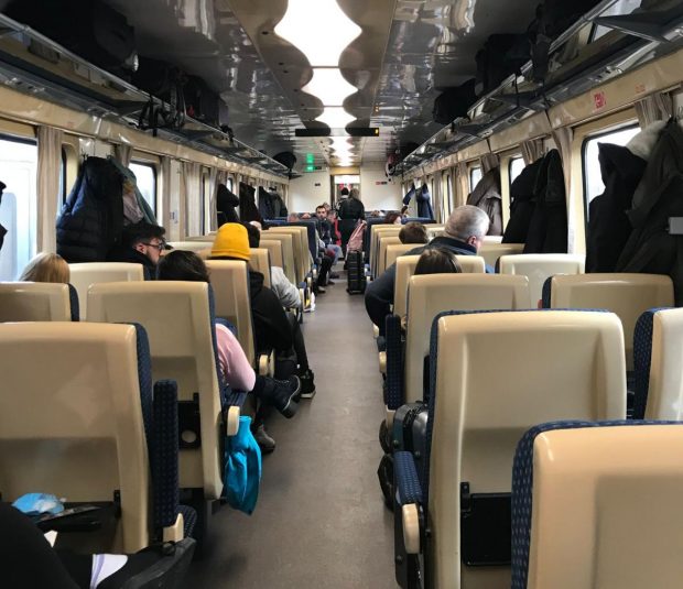 Haos după greva CFR. Un tren a plecat dimineață din Cluj, s-a oprit după o stație și acolo a rămas. „Ni s-a spus că e o întârziere”