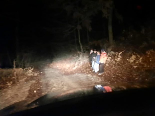 Șase turiști rămași pe Tâmpa după oprirea telecabinelor, coborâți de salvamontiști