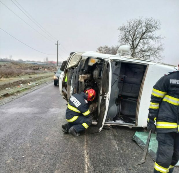 Autoutilitară răsturnată pe șosea, pe un drum din Ialomița. Doi adulți și un copil, transportați la spital