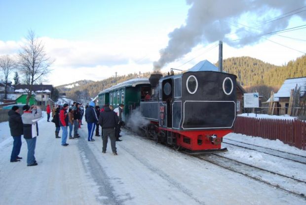 Mocănița de la Moldovița a deraiat, din cauza vremii, înainte de intrarea în gară