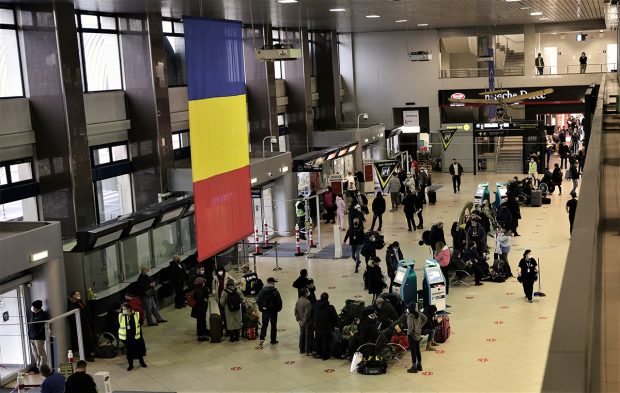 Reportaj la aeroport, de 1 Decembrie. România părinților rămași acasă: „Merg câțiva ani afară și dup-aia, nostalgia îi omoară”