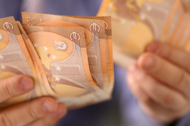 ANI: Unul din șefii Fiscului din Ploiești nu poate justifica o avere de 120.000 de euro