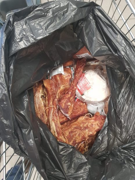 Sute de kilograme de alimente, oprite de la comercializare în două din cele mai populare stațiuni montane. Ce au descoperit inspectorii ANPC