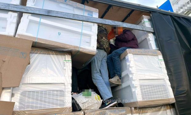 Un camion condus de un român depistat la vamă cu 26 de migranți ascunși printre frigidere
