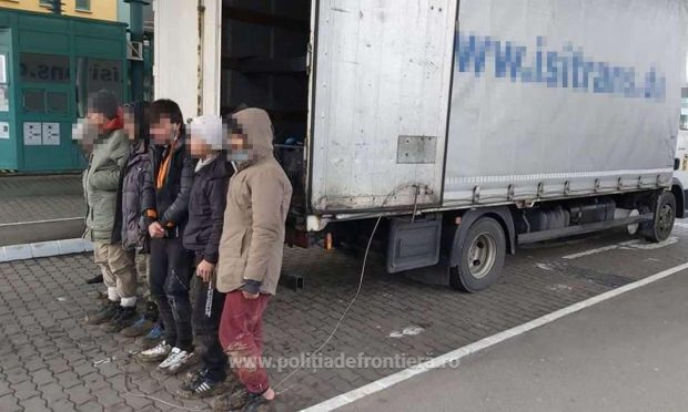 Un șofer turc de TIR a sunat la 112, după ce a auzit zgomote în remorcă. Ce au descoperit polițiștii arădeni