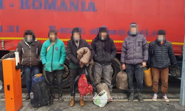 Şase afgani, ascunşi într-un TIR cu jucării, prinşi la Nădlac când încercau să treacă frontiera în Ungaria