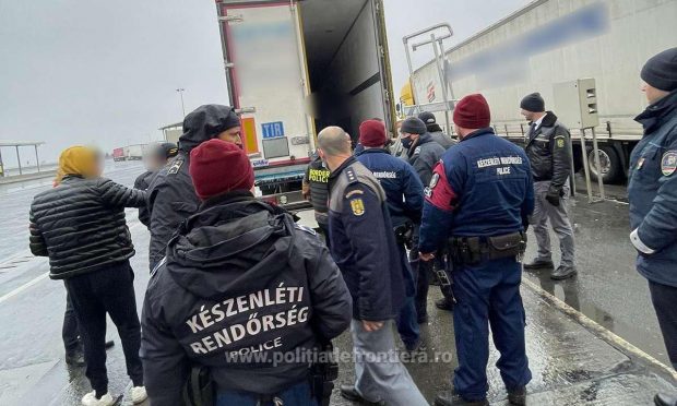 Un TIR cu 29 de migranți ascunși printre piese auto, oprit de polițiștii de frontieră de la Nădlac