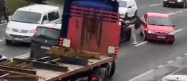Bătaie în trafic pe o stradă din Cluj-Napoca după ce doi șoferi s-au tamponat