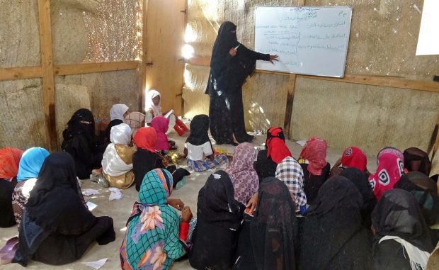 „Fără acoperiș, fără scaune, fără pixuri și hârtie”. Cum se desfășoară orele în școlile afectate de războiul din Yemen