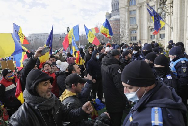 „Una dintre porți a cedat și protestatarii au intrat în curtea Parlamentului”. Filmul incidentelor de la protestul AUR, prezentat de MAI
