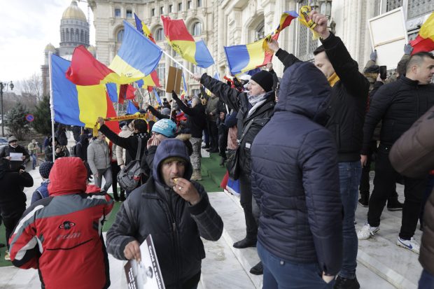 HAOS la protestul AUR. Protestatarii au ajuns la ușa Parlamentului, SPP a blocat intrările. Barna: „Ni s-a transmis că au fost vandalizate mașini”