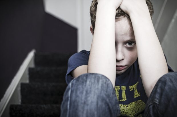 Numărul copiilor din România care spun că au fost loviți de părinți scade, crește în schimb procentul celor care au fost agresați sexual – studiu