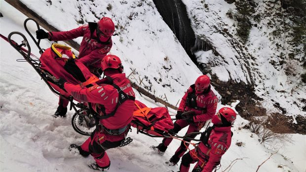 Doi soți din București și copilul lor de doar 8 luni, recuperați de salvamontiști din masivul Ceahlău