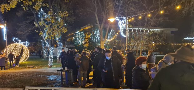 Scandal la Târgul de Crăciun din Constanța după ce mai multe persoane fără certificat au vrut să forţeze intrarea