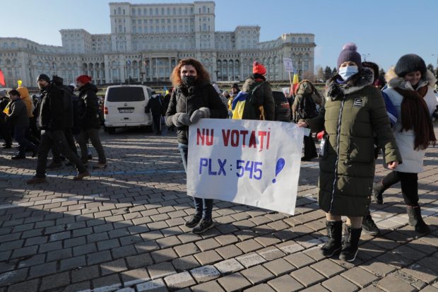 Poliția cercetează un bărbat după vandalizarea a patru mașini la protestul de la Parlament, anunță Ministerul de Interne